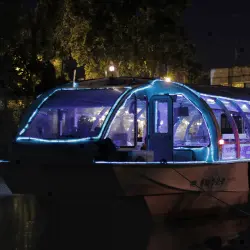 Despedida de soltera y soltero en Madrid con Boat Party a bordo de El Curiosity. Incluye cena con bebida incluida, karaoke, juegos y animaciones, photocall y pulsera party con descuentos.