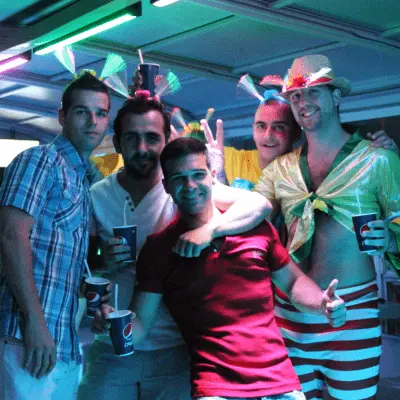Despedida de soltera y soltero en Madrid con Boat Party a bordo de El Curiosity. Incluye cena con bebida incluida, karaoke, juegos y animaciones, photocall y pulsera party con descuentos.