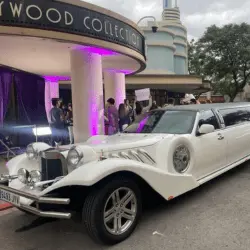 Limusina Excalibur blanca en Madrid para celebrar despedidas de soltera y soltero, cumpleaños, graduaciones, aniversarios, bodas, comuniones. Incluye un paseo de una hora de duración por Madrid con dos botellas para brindar, luces y música.