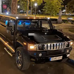 Limusina Hummer negra en Madrid para celebrar despedidas de soltera y soltero, cumpleaños, graduaciones, aniversarios, bodas, comuniones. Incluye un paseo de una hora de duración por Madrid con dos botellas para brindar, luces y música.