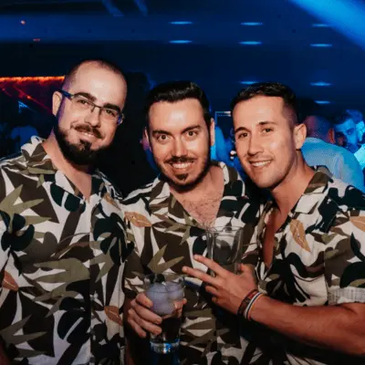 Cena con espectáculo para celebrar despedidas de soltera y soltero en Sevilla. Se organiza en la discoteca Occo y tiene incluida la cena, bebida, espectáculos, juegos y animación. También se celebran cumpleaños, aniversarios, graduaciones y cenas de amigos.