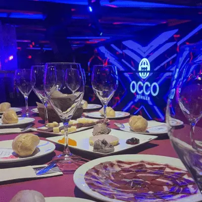Cena con espectáculo para celebrar despedidas de soltera y soltero en Sevilla. Se organiza en la discoteca Occo y tiene incluida la cena, bebida, espectáculos, juegos y animación. También se celebran cumpleaños, aniversarios, graduaciones y cenas de amigos.