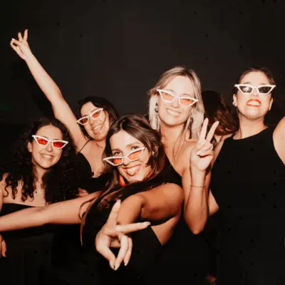 Cena con espectáculo para celebrar despedidas de soltera y soltero en Sevilla. Se organiza en la discoteca Occo y tiene incluida la cena, bebida, espectáculos, juegos y animación. También se celebran cumpleaños, aniversarios, graduaciones y cenas de amigos.