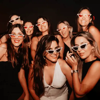 Cena con espectáculo para celebrar despedidas de soltera y soltero en Sevilla. Se organiza en la discoteca Occo y tiene incluida la cena, bebida, espectáculos, juegos y animación. También se celebran cumpleaños, aniversarios, graduaciones y cenas de amigos.