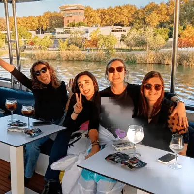 Crucero por el río Guadalquivir para visitras la zona monumental de la ciudad. Descubre las increíbles vistas de Sevilla con este paseo en barco, Puedes disfrutar de diferentes excusriones de varias duraciones que incluyen un aperitivo, comida o cena.