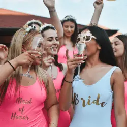 Gincana para despedida de soltera y soltero en Madrid para divertirse durante una hora y media. Pruebas, retos y juegos para divertirse.