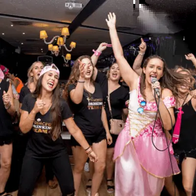 Restaurante con espectaculo en Valencia para despedidas de soltera y soltero. Incluye cena hasta que se sirve el postre, espectáculos, juegos, karaoke y lounge bar para continuar con la fiesta.