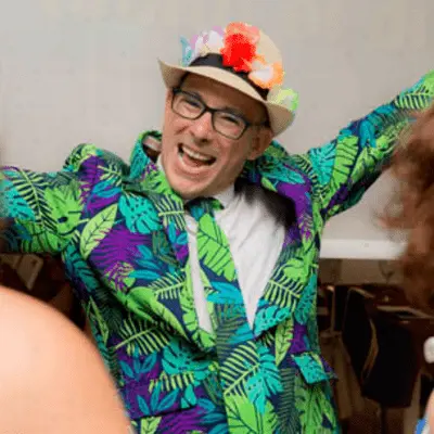 Restaurante con espectaculo en Valencia para despedidas de soltera y soltero. Incluye cena hasta que se sirve el postre, espectáculos, juegos, karaoke y lounge bar para continuar con la fiesta.