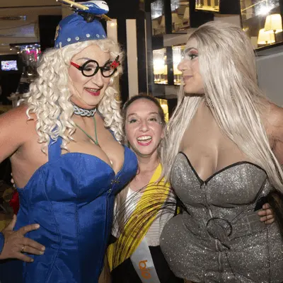 Restaurante con espectaculo en Valencia para despedidas de soltera y soltero. Incluye cena hasta que se sirve el postre, espectáculos, juegos, karaoke y lounge bar para continuar con la fiesta.