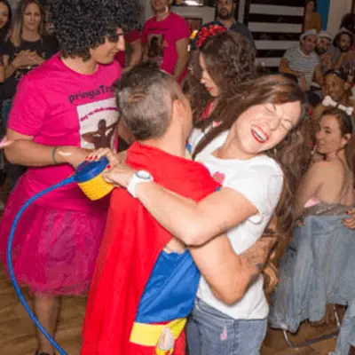 Restaurante con espectaculo en Valencia para despedidas de soltera y soltero. Incluye cena hasta que se sirve el postre, espectáculos, juegos, karaoke y lounge bar para continuar con la fiesta.