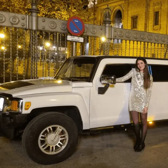 Paseo en limusina Hummer H3 blanca en Sevilla para celebrar despedidas de soltera y soltero, cumpleaños, aniversarios, graduaciones, comuniones y bodas. El paseo de una hora incluye dos botellas para brindar.