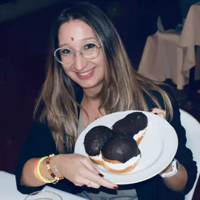 Despedida de soltera y soltero en Sevilla para grupos en el centro de la ciudad. Incluye cena con espectáculo, animaciones, espectáculos y discoteca después del show.