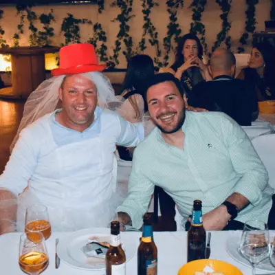 Despedida de soltera y soltero en Sevilla para grupos en el centro de la ciudad. Incluye cena con espectáculo, animaciones, espectáculos y discoteca después del show.