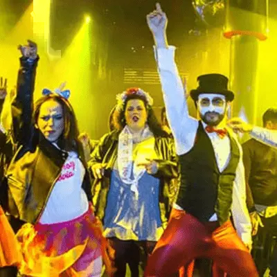 Despedida de soltera y soltero en Sevilla para grupos en el centro de la ciudad. Incluye cena con espectáculo, animaciones, espectáculos y discoteca después del show.