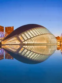 Celebración de despedidas de soltera y soltero en Valencia con muchos planes: restaurantes temáticos, limusinas, discobus, pool party, beach club y todo lo que podáis imaginar.