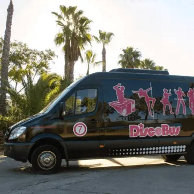 Discobus en Sevilla para celebrar despedidas de soltera y soltero, cumpleaños, comuniones, aniversarios y graduaciones. Está equipado con música y luces para disfrutar de una hora de fiesta. También disponible en color negro.