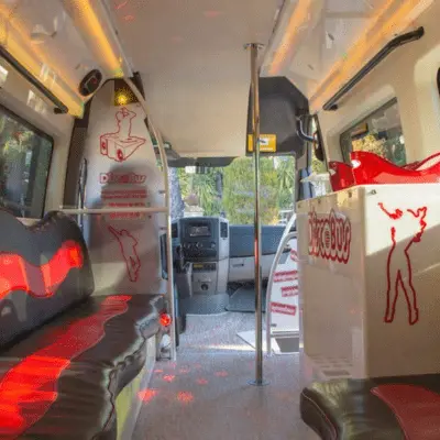 Discobus en Sevilla para celebrar despedidas de soltera y soltero, cumpleaños, comuniones, aniversarios y graduaciones. Está equipado con música y luces para disfrutar de una hora de fiesta. También disponible en color negro.