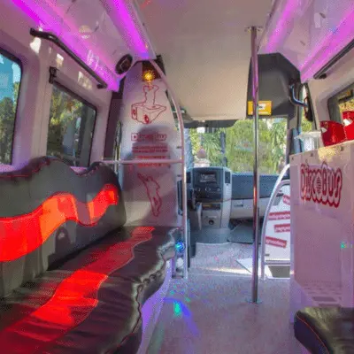 Discobus en Sevilla para celebrar despedidas de soltera y soltero, cumpleaños, comuniones, aniversarios y graduaciones. Está equipado con música y luces para disfrutar de una hora de fiesta. También disponible en color negro.