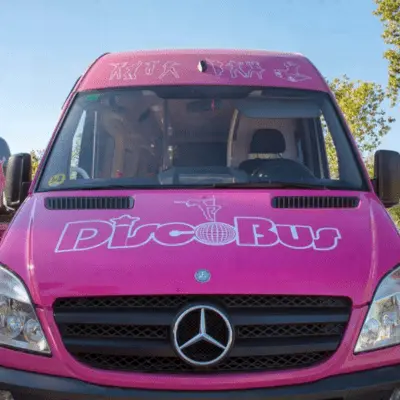 Discobus en Sevilla para celebrar despedidas de soltera y soltero, cumpleaños, comuniones, aniversarios y graduaciones. Está equipado con música y luces para disfrutar de una hora de fiesta. También disponible en color negro.