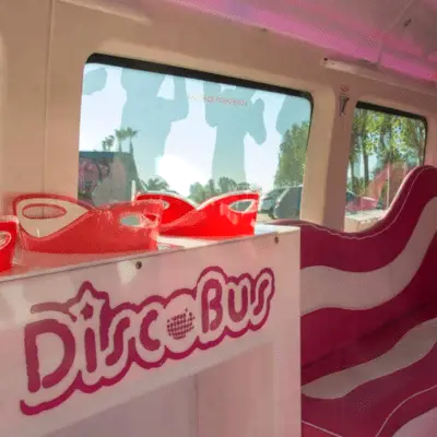 Discobus en Sevilla para celebrar despedidas de soltera y soltero, cumpleaños, comuniones, aniversarios y graduaciones. Está equipado con música y luces para disfrutar de una hora de fiesta. También disponible en color negro.