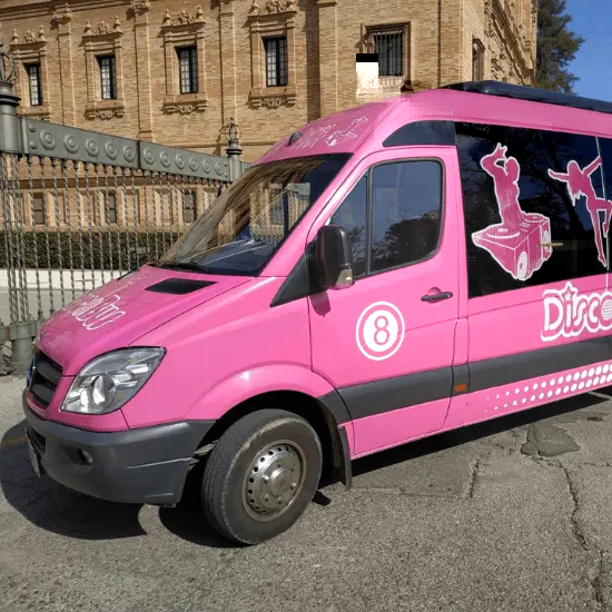 Discobus en Sevilla para celebrar despedidas de soltera y soltero, cumpleaños, comuniones, aniversarios y graduaciones. Está equipado con música y luces para disfrutar de una hora de fiesta. También disponible en color negro.
