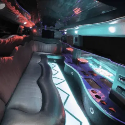 Limusina Lincoln Rosa o Blanca para celebrar desepdidas de soltera y soltero en Sevilla. Además también está disponible para cumpleaños, graduaciones, fiestas de amigos y aniversarios. Incluye música, luces y dos botellas de cava o lambrusco.