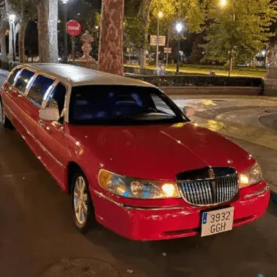 Limusina Lincoln Rosa o Blanca para celebrar desepdidas de soltera y soltero en Sevilla. Además también está disponible para cumpleaños, graduaciones, fiestas de amigos y aniversarios. Incluye música, luces y dos botellas de cava o lambrusco.